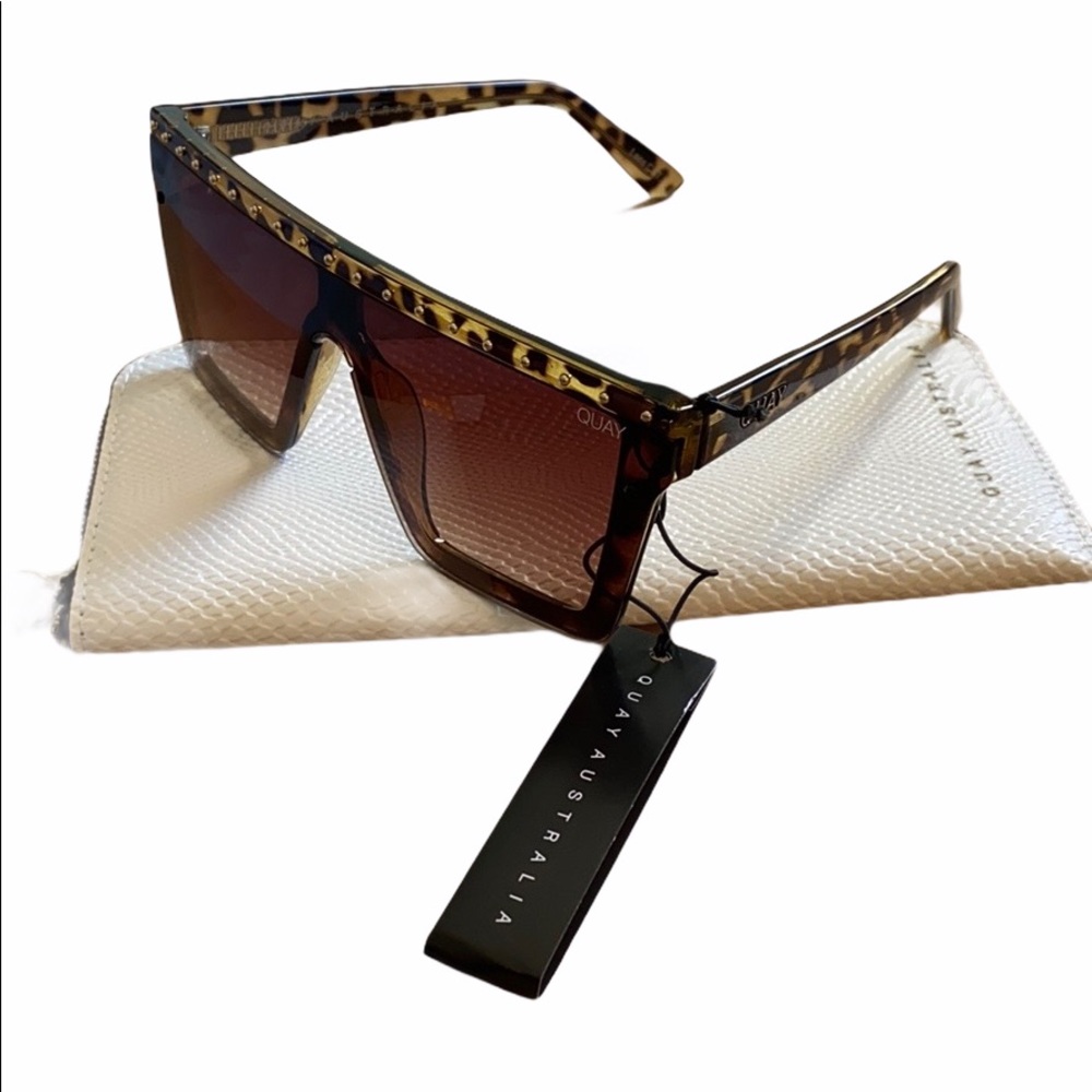 QUAY x JLO Hindsight Tort Gold Stud/Brn Sunnies - Picture 3 of 5